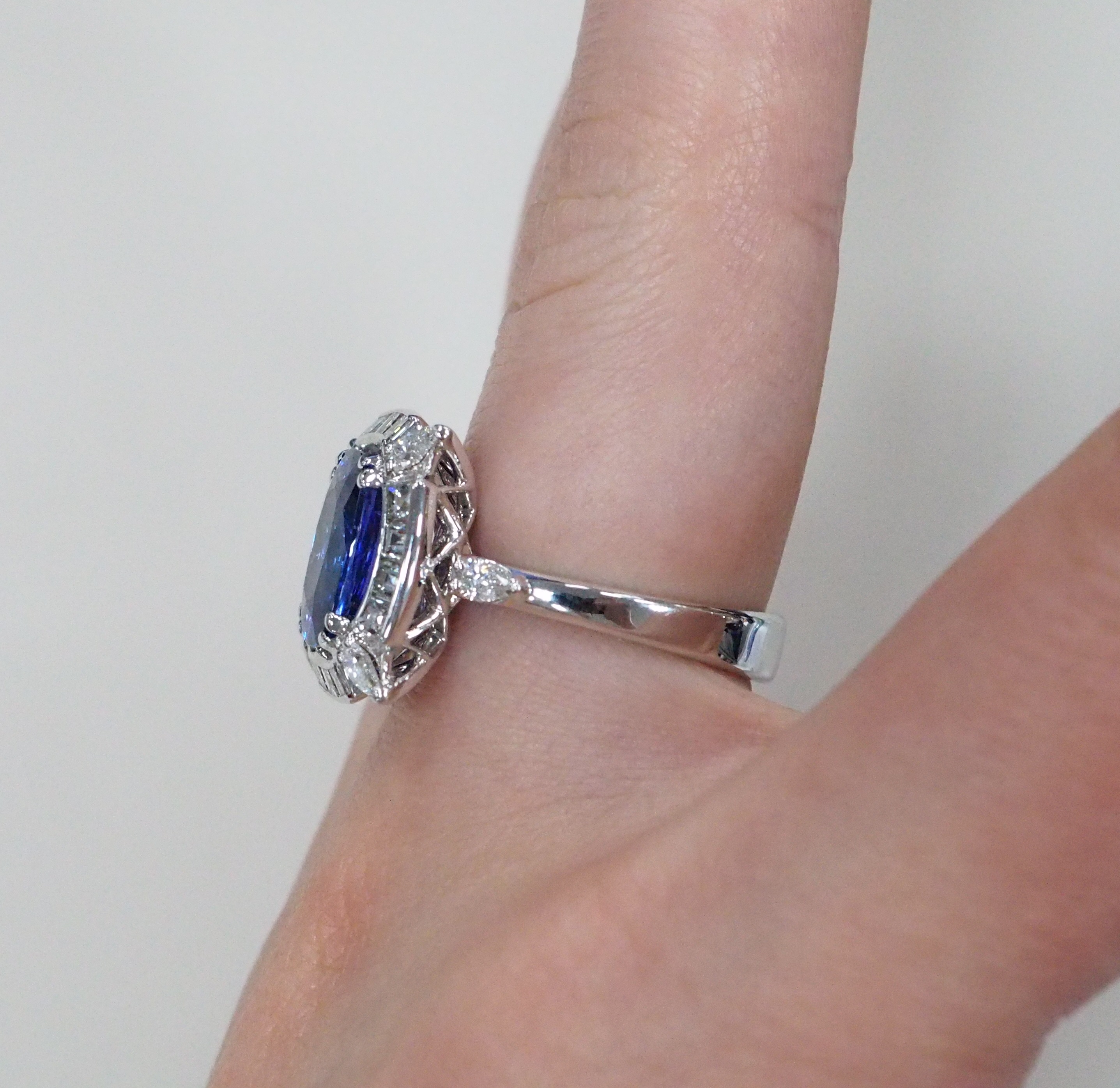 Кольцо из белого золота с танзанитом